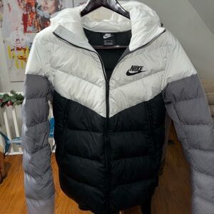 Nike puffer Jack
Black/White/Grey
Size Smalll